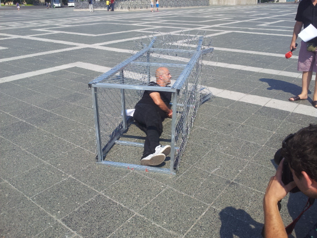 Illustration for article titled A menekültválság ketrecbe zárta a magyar közélet reneszánsz emberét