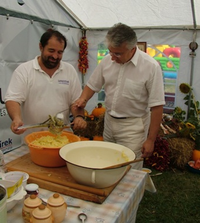 Illustration for article titled Obama elnök lazacdögöt evett Bear Gryllsszel