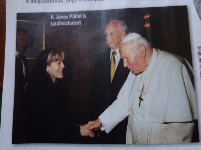 Illustration for article titled Mindeközben megjelent egy fotó a farmer miniszoknyás Schmidt Máriáról