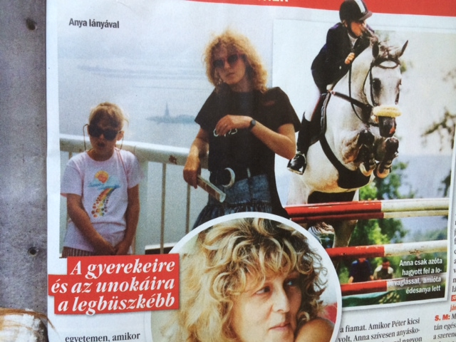 Illustration for article titled Mindeközben megjelent egy fotó a farmer miniszoknyás Schmidt Máriáról