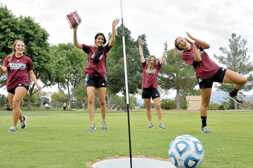 Illustration for article titled LEHET-E LÁBBAL GOLFOZNI?