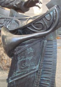 Illustration for article titled A Kéziszerszámipari Művek vagy egy világhírű magyar karmester emlékműve?