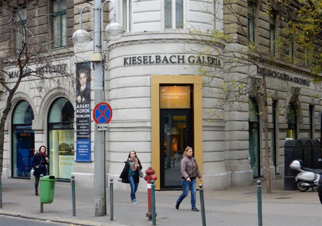 ARANYKOROK ROMJAIN-kiállítás a Kieselbach Galériában