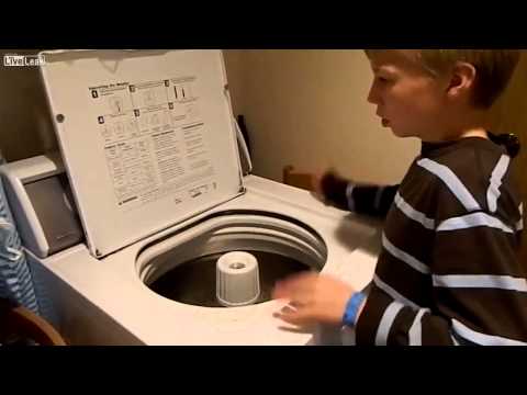 Nagyon ügyes kisgyerek nagyon ügyesen dobol