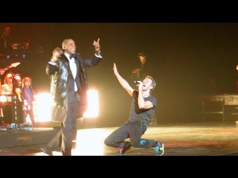 Keresd a fehér embert a színpadon!