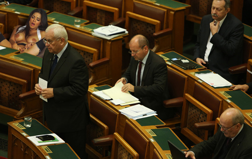 Legígéretesebb kinjás blog konteszt - Pornó a parlamentben!