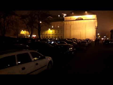 Nem a bulizó Tarlós használta parkolónak a Városháza előtti parkot