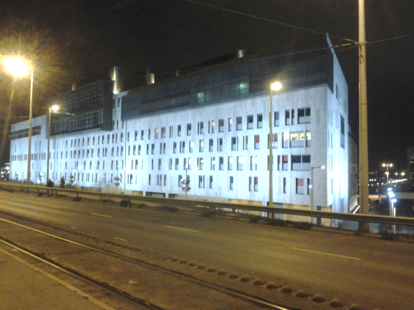 Csak fehéren világít a MÜPA