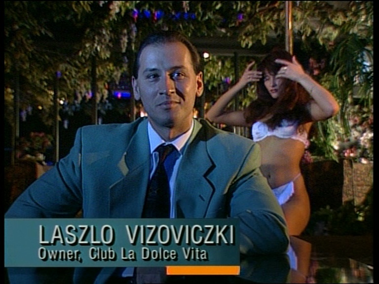 Illustration for article titled Igen ritka filmfelvétel a szexmunkásnők között pózoló Vizoviczki Lászlóról