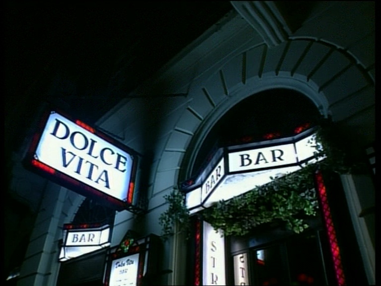 Illustration for article titled Igen ritka filmfelvétel a szexmunkásnők között pózoló Vizoviczki Lászlóról