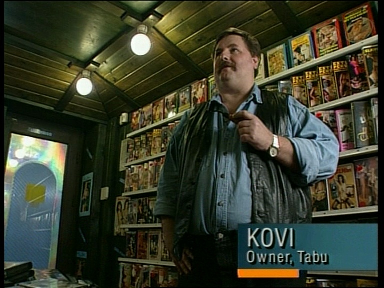 Illustration for article titled Igen ritka filmfelvétel a szexmunkásnők között pózoló Vizoviczki Lászlóról