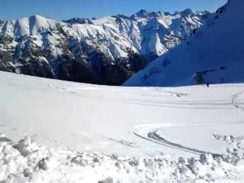 Egy halott, egy sérült a hegyoldali zorbolásban