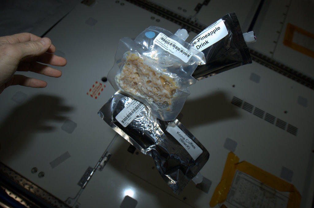 Illustration for article titled Te a bisztróból, ő az űrből twitteli a kajáit