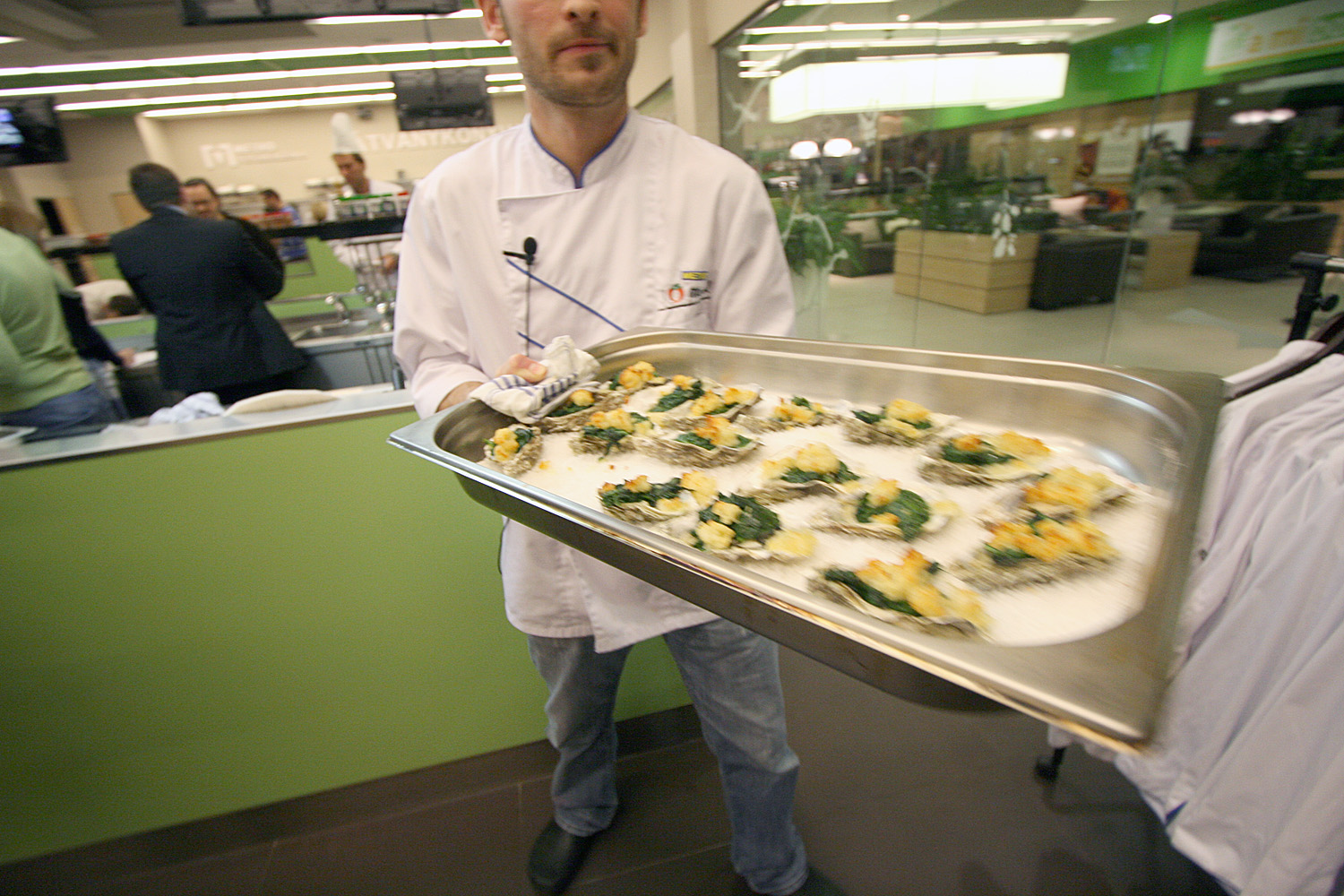 Illustration for article titled Jelentés az aranyketrecből: Személyesen mérkőztem meg a magyar osztriganyitogató elittel