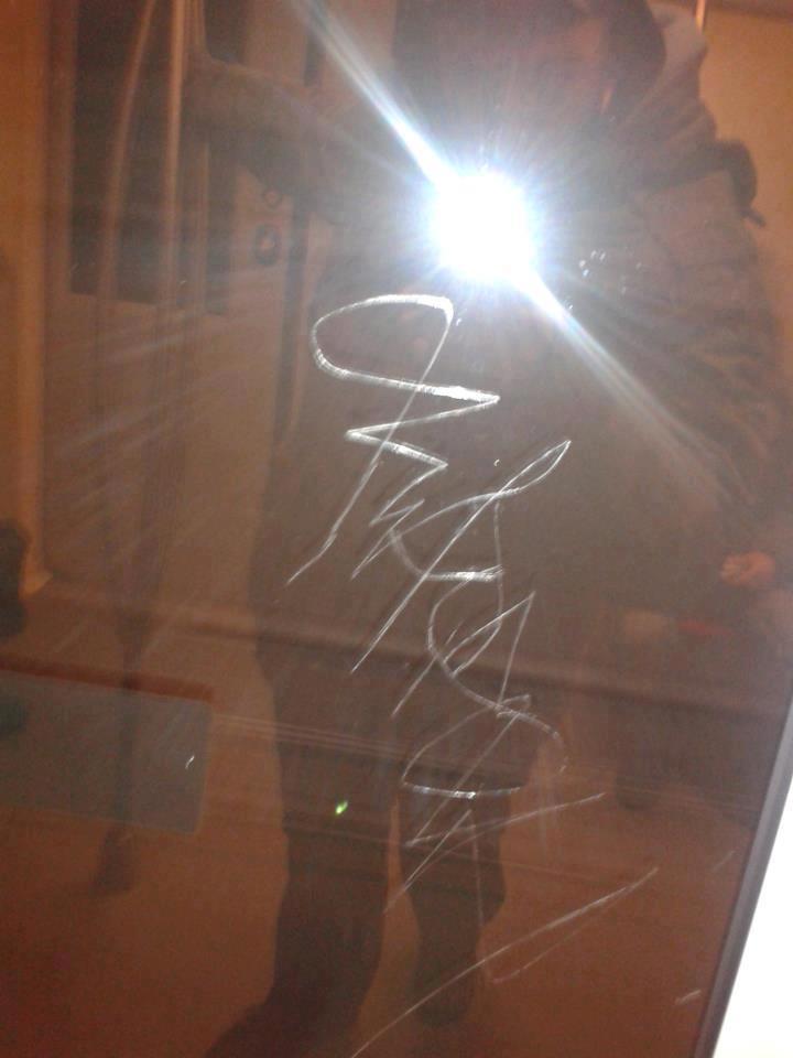 Összekaristolták az új metró üvegét, 600 ezer forint a kár