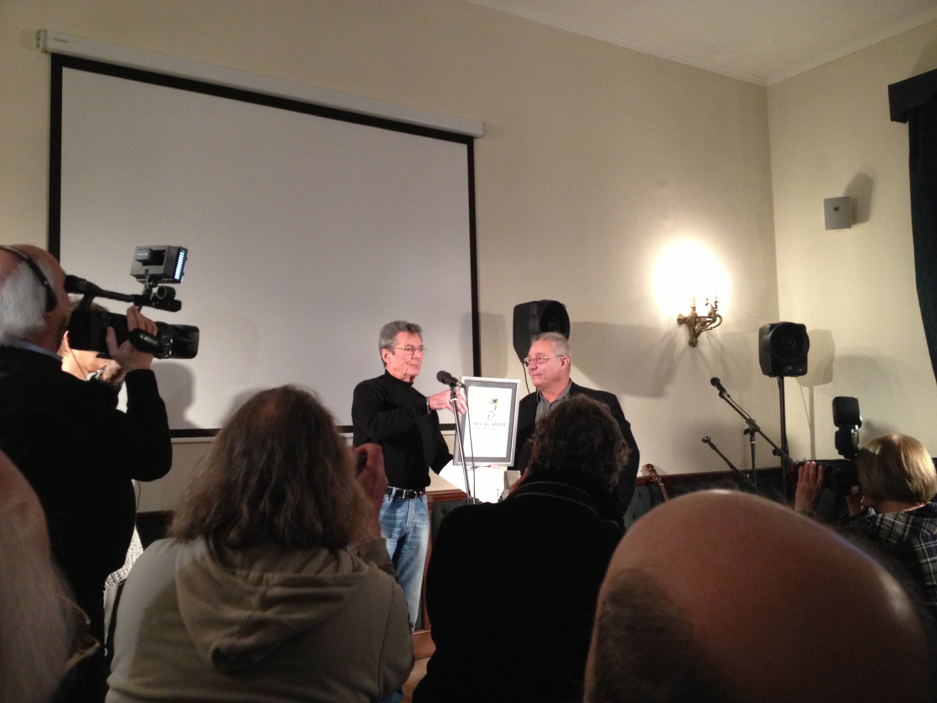 Illustration for article titled Kurva nehéz a kamera - Csillag Ádám Alternatív Pulitzer-díja