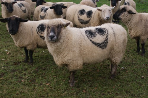 Illustration for article titled Ez történt amíg aludtál: a pimaszul jóképű vatikáni érsek címlapon