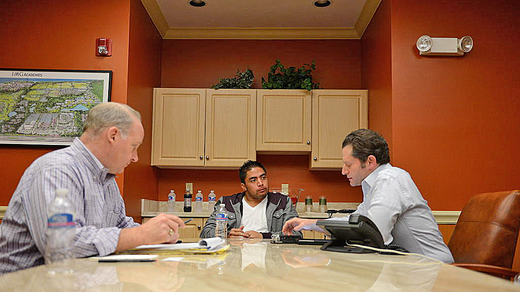 Manti Te'o kezd belegabalyodni a hazugsághálóba