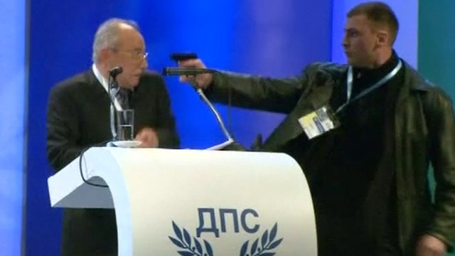 Illustration for article titled Ezek történtek amíg buliztál: pornó-Oscar, meghiúsult merénylet