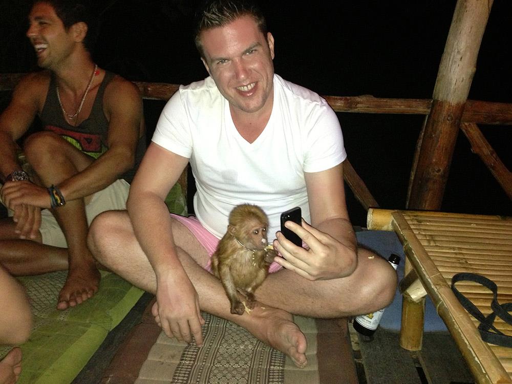 A nap képe: Kasza Tibi egy játékos kismajommal a lába között