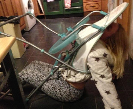 Részeg anya az etetőszékbe szorulva