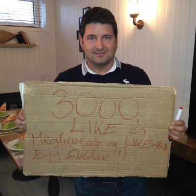 Illustration for article titled Kellett neki táblát tartani