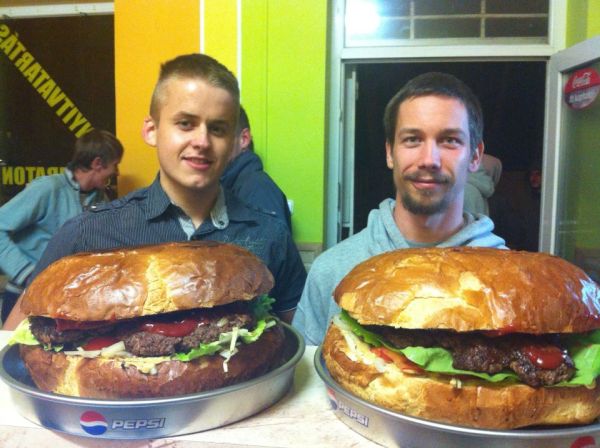 Illustration for article titled Hatalmas burgert fog felfalni Fekete Laci Győrben