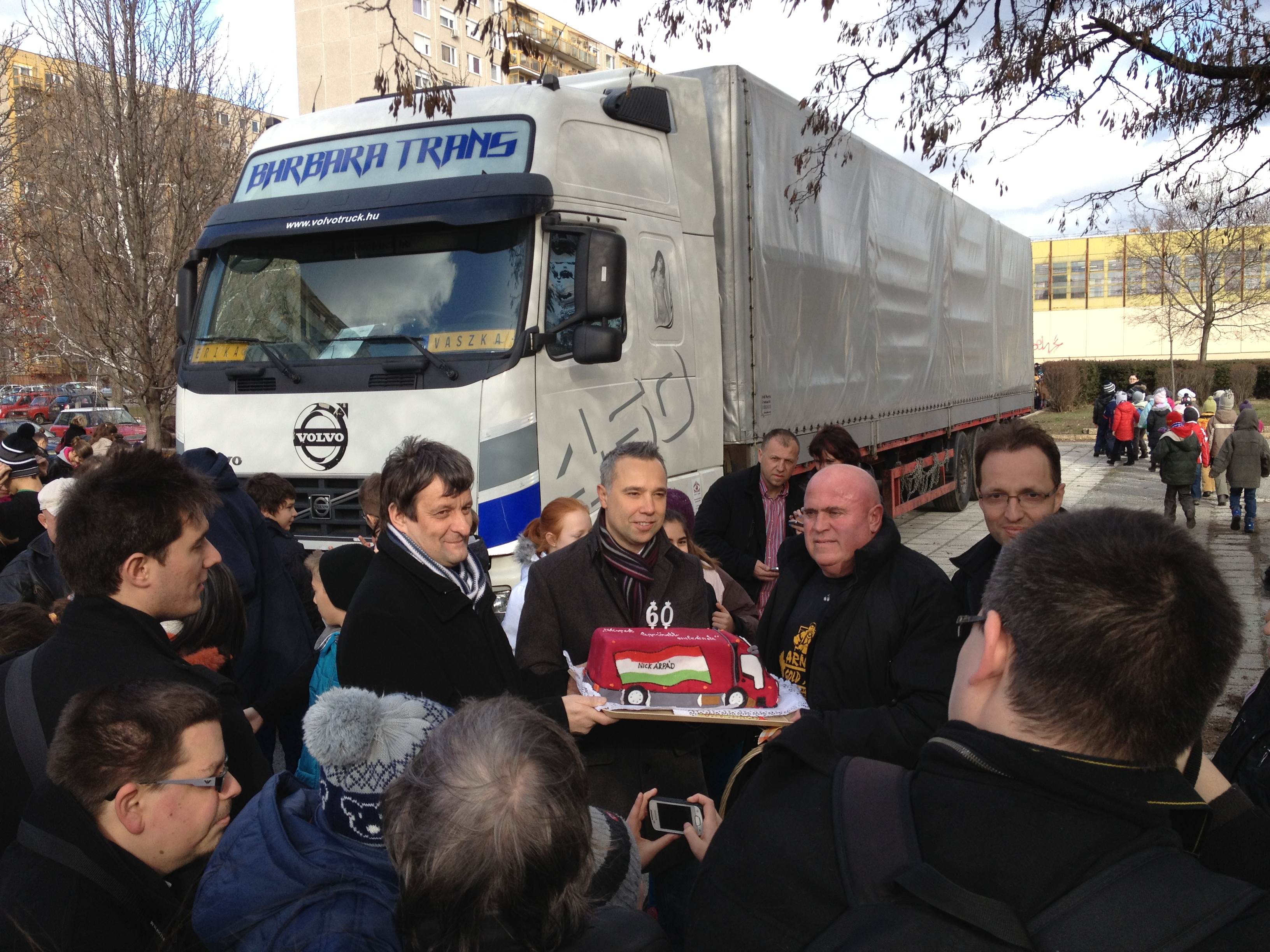 Rákvörösen húzott kamiont a visszatérő erőművész