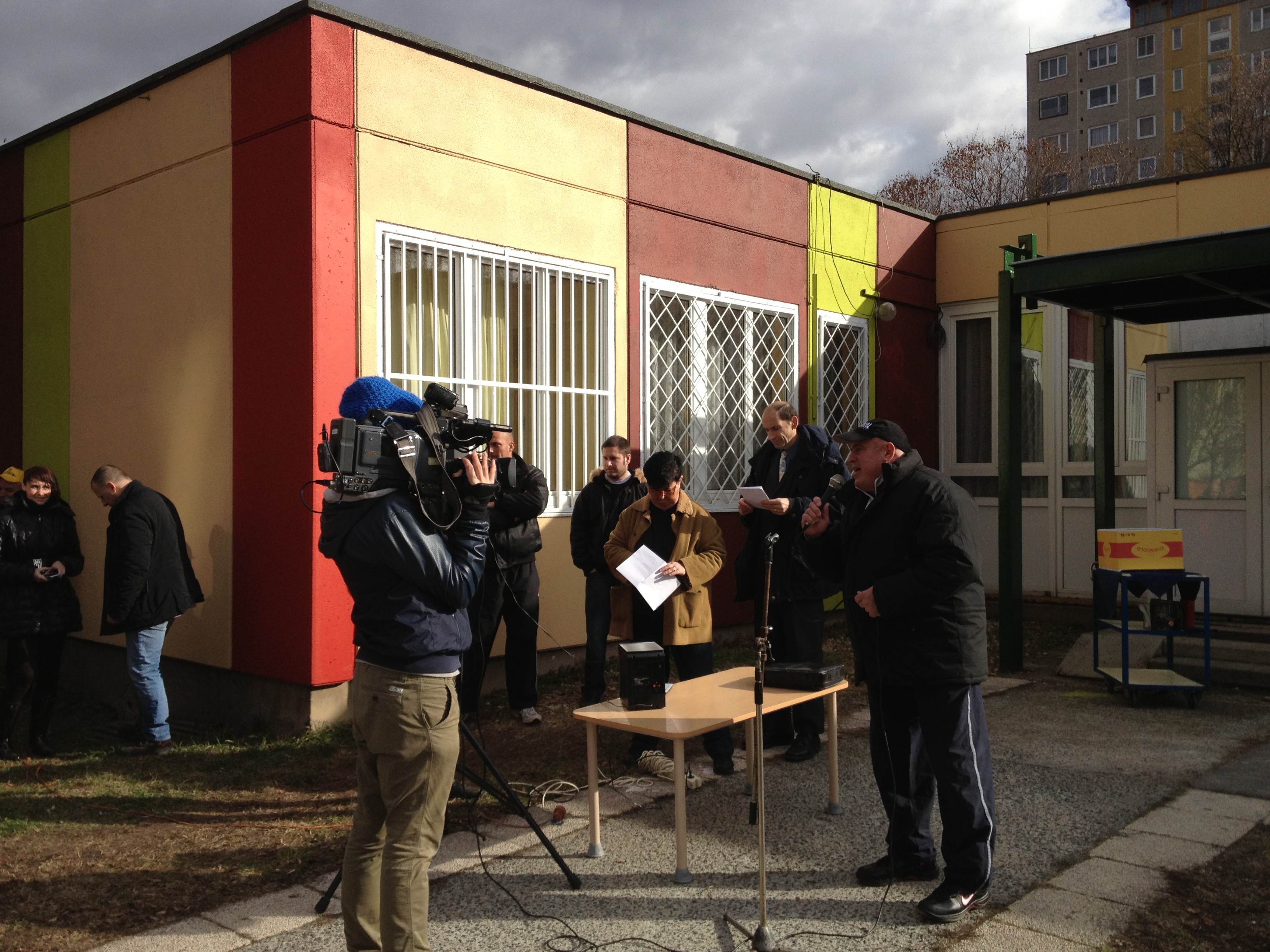 Illustration for article titled Rákvörösen húzott kamiont a visszatérő erőművész