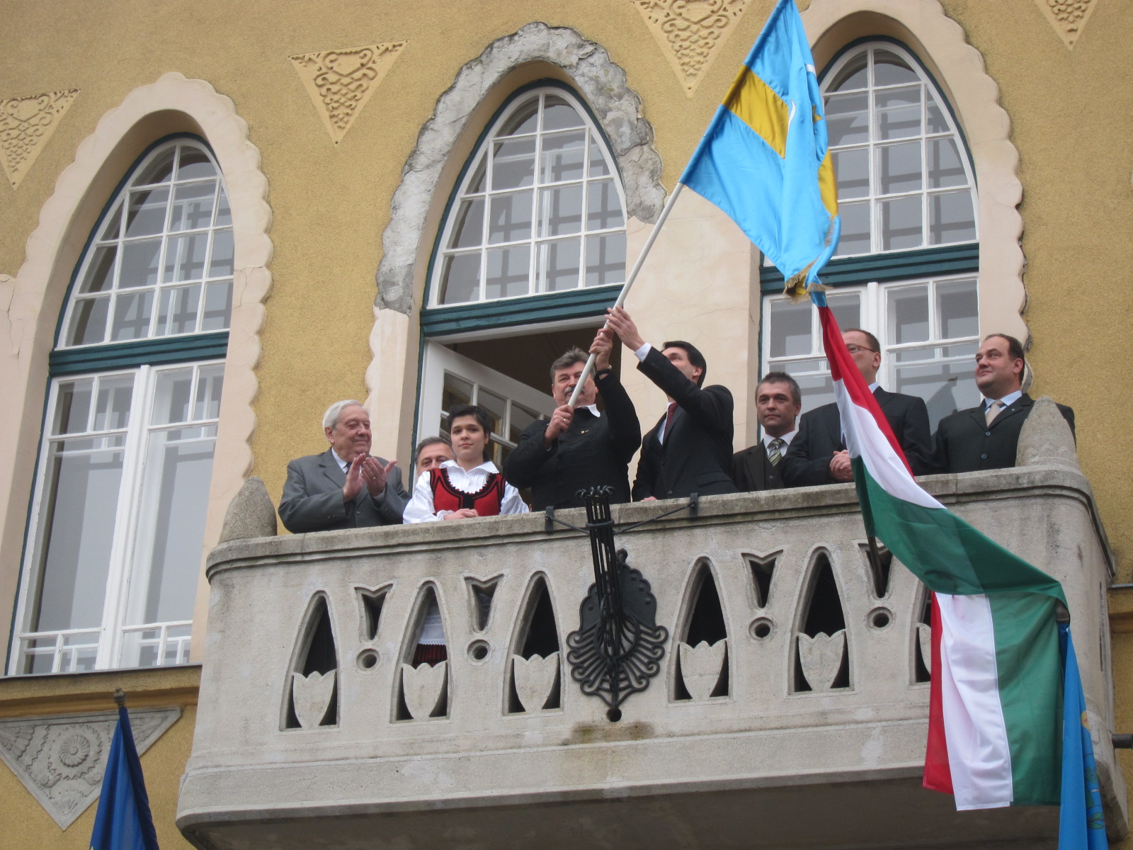 Már megint jól kicsesztek a jelmezes székelyekkel