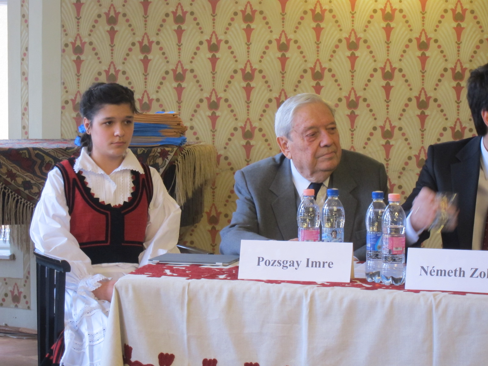 Illustration for article titled Már megint jól kicsesztek a jelmezes székelyekkel