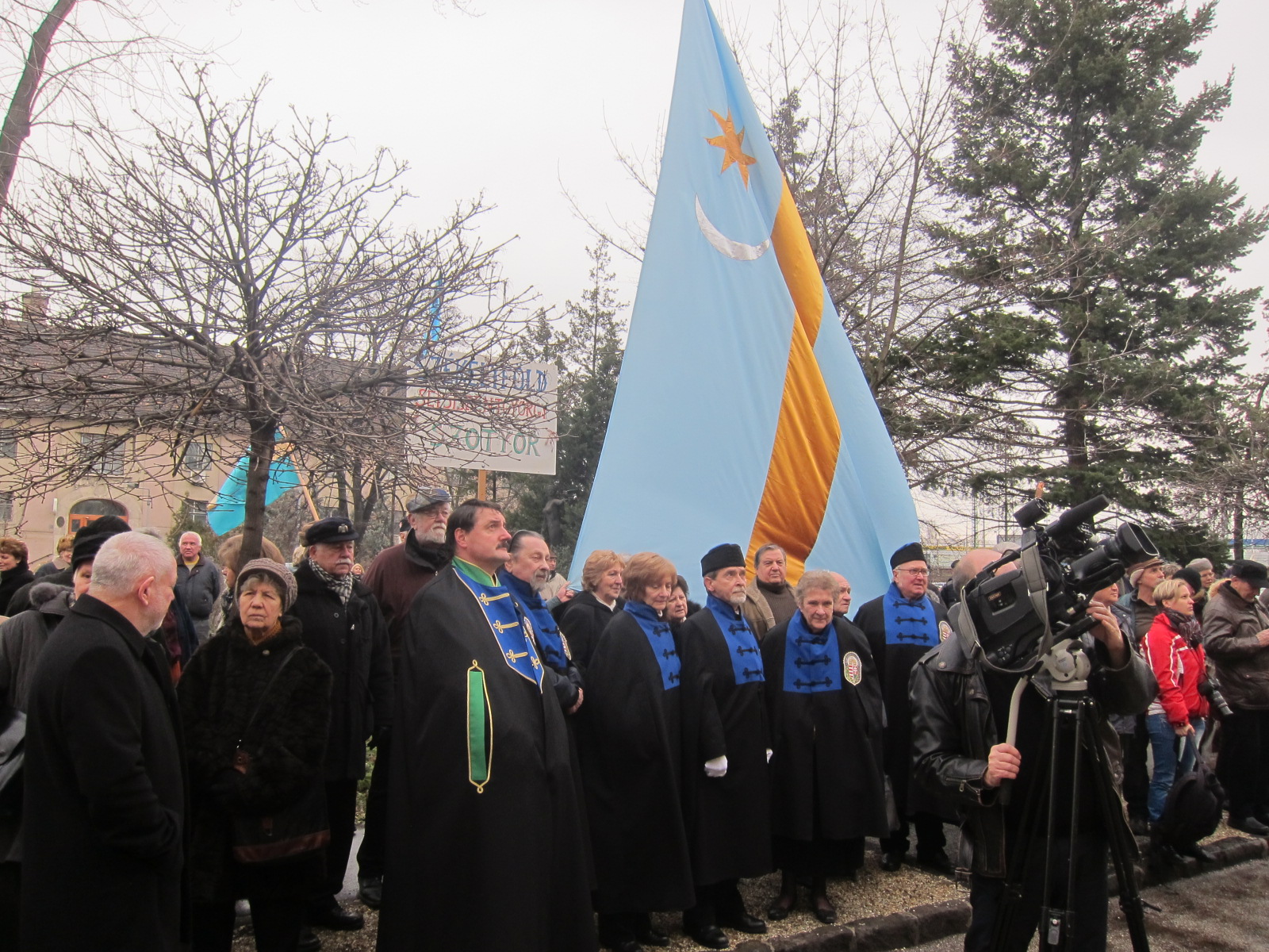 Illustration for article titled Már megint jól kicsesztek a jelmezes székelyekkel