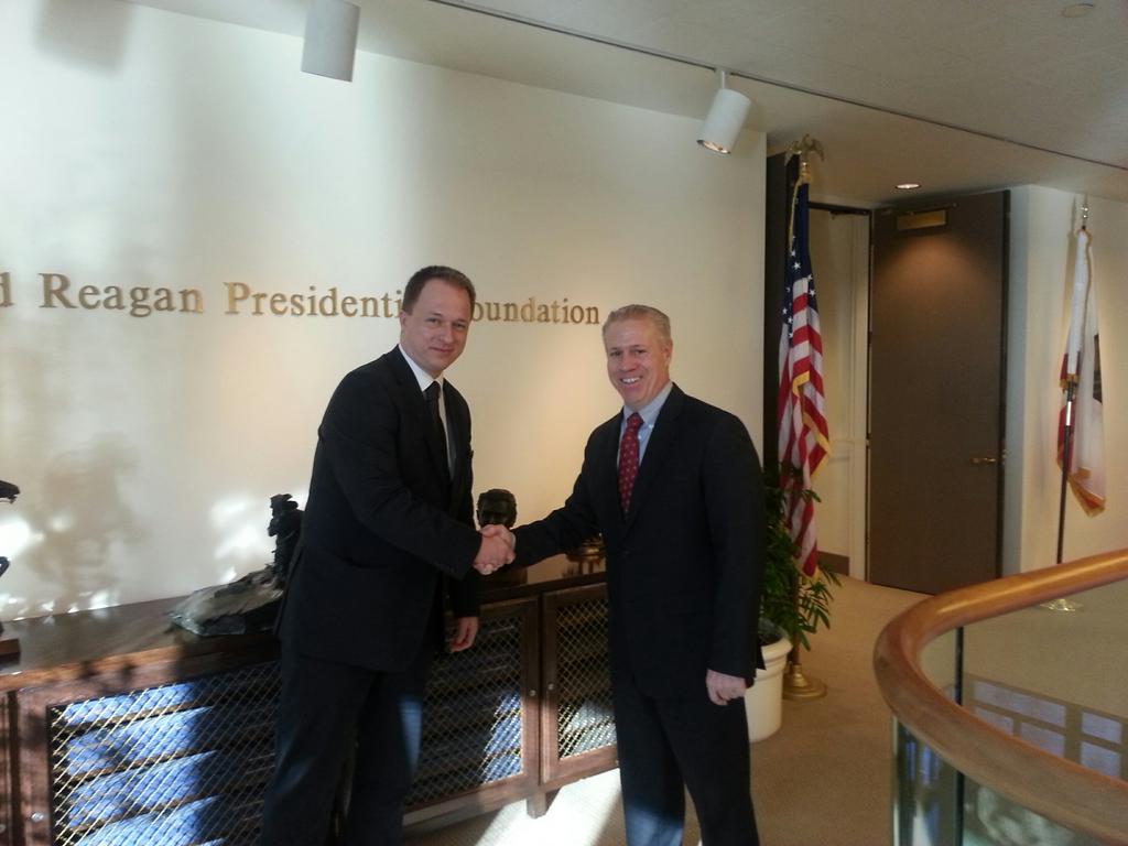 Illustration for article titled Kumin Ferenc Palvin Barbarával bulizott titokban az Aranyglóbuszon