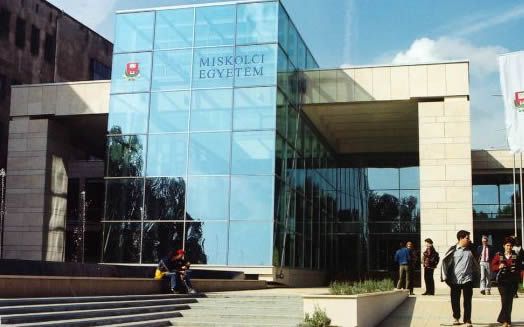 Röhejesen lőtte lábon magát a Miskolci Egyetem rektora