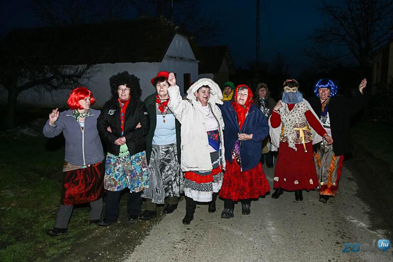 Illustration for article titled A tótszentmártoni asszonyok az új Mais Monsieur-grupik