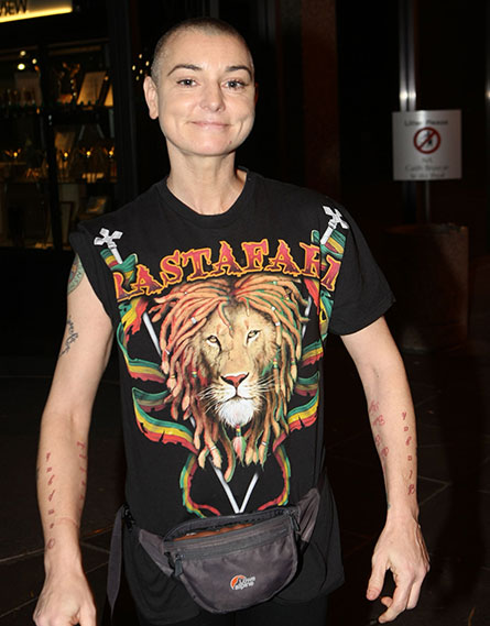 Sinead O'Connor gratulál a pápának