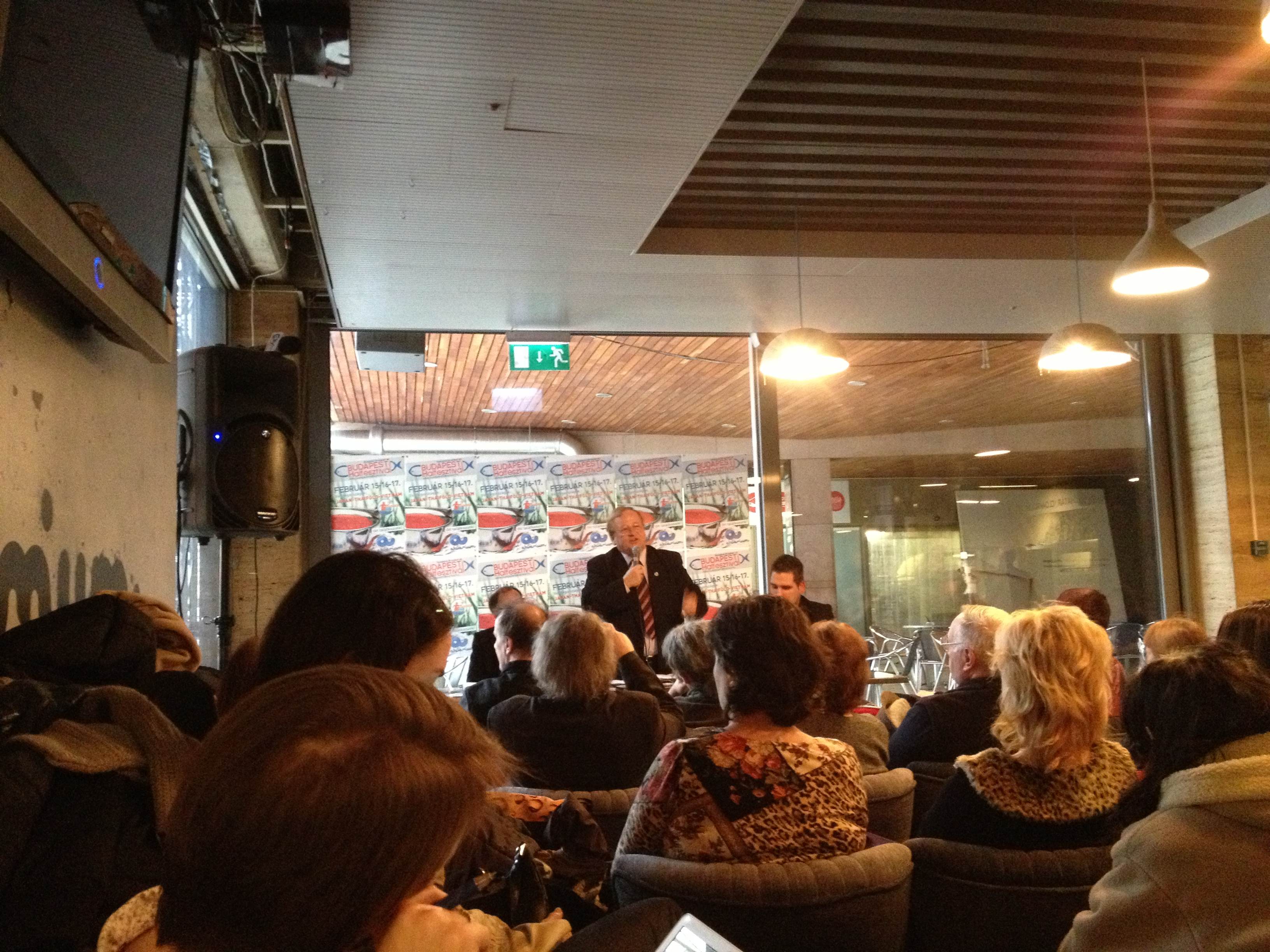 Halszalámival és pontycipővel csábít a Budapesti Halfesztivál. És tréfás kommunikációval.