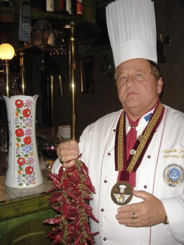 Illustration for article titled Halszalámival és pontycipővel csábít a Budapesti Halfesztivál. És tréfás kommunikációval.