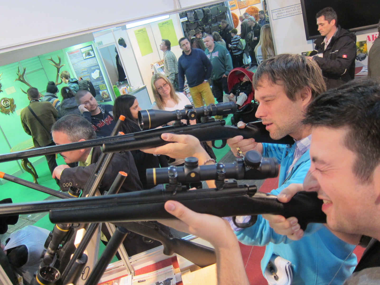 Illustration for article titled Régen a stricihajó is jobb volt, a vadászkalap viszont nem! (Három férfimodell kalandjai a macsó vásárban)