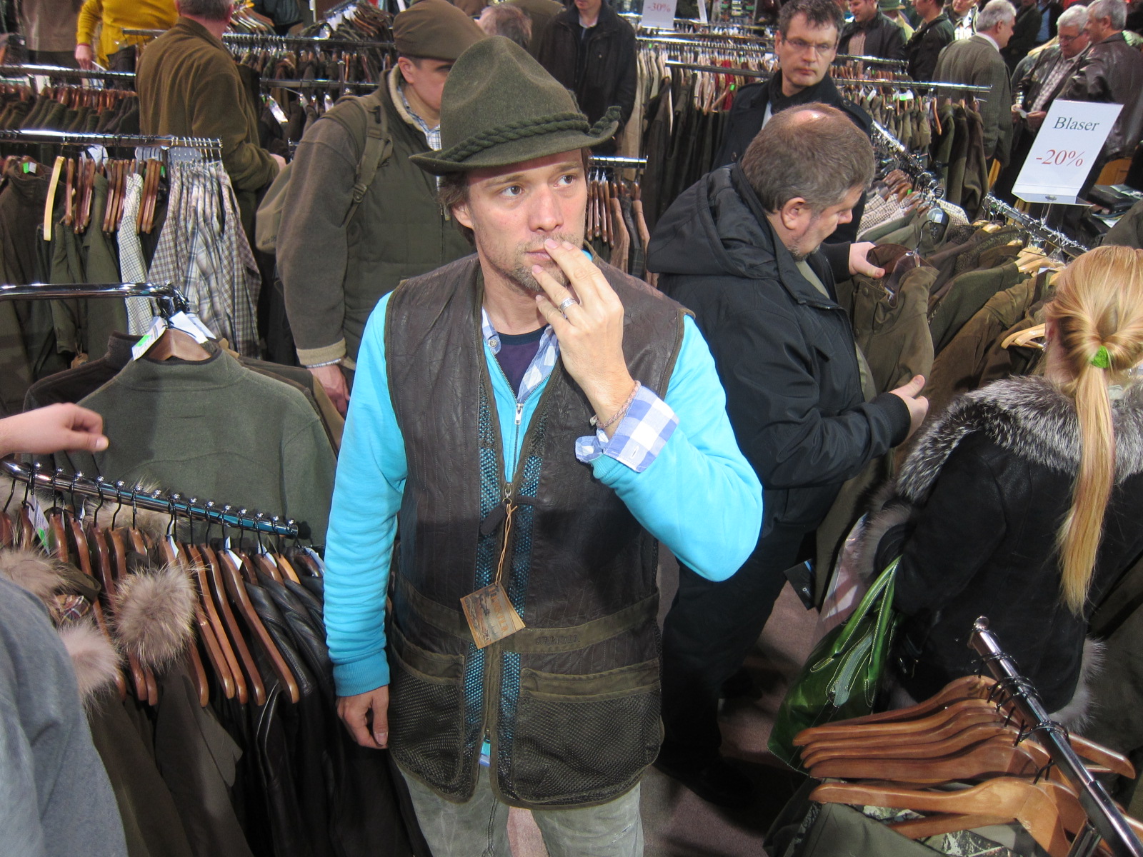 Illustration for article titled Régen a stricihajó is jobb volt, a vadászkalap viszont nem! (Három férfimodell kalandjai a macsó vásárban)