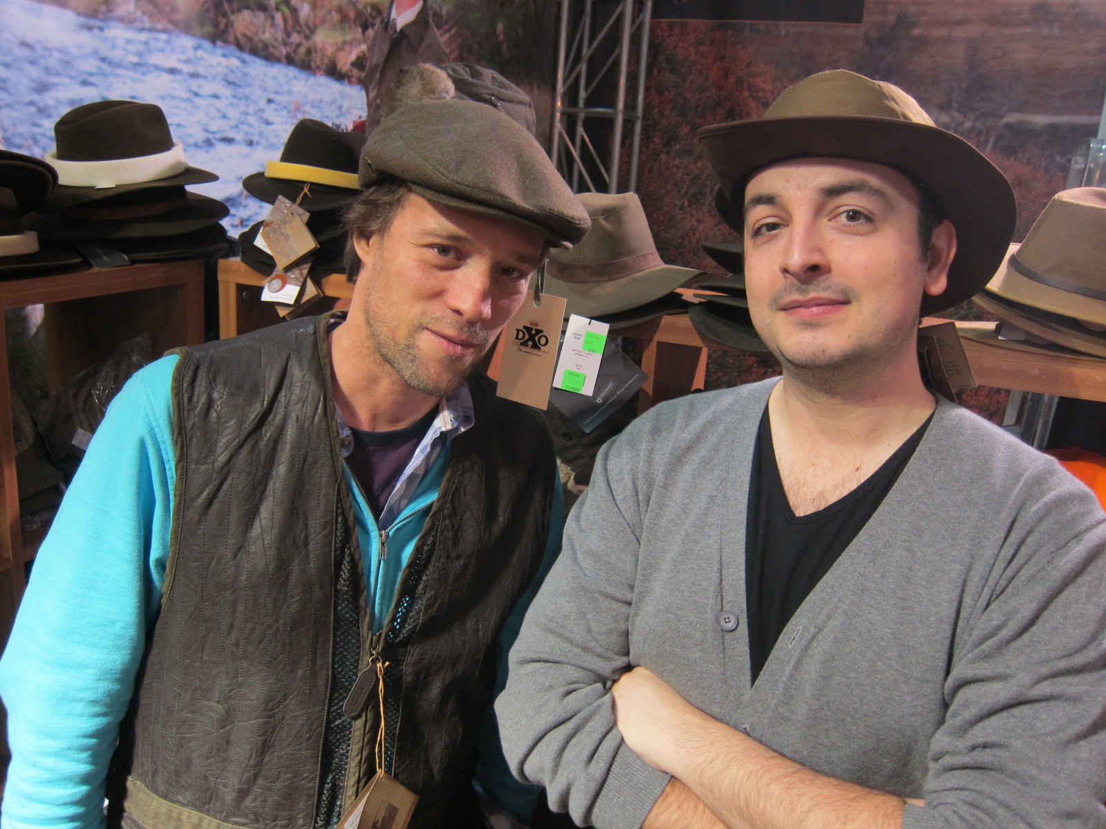 Illustration for article titled Régen a stricihajó is jobb volt, a vadászkalap viszont nem! (Három férfimodell kalandjai a macsó vásárban)