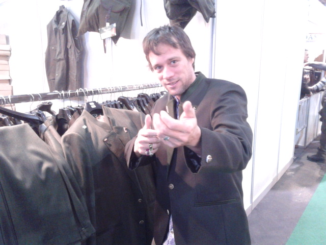 Illustration for article titled Régen a stricihajó is jobb volt, a vadászkalap viszont nem! (Három férfimodell kalandjai a macsó vásárban)