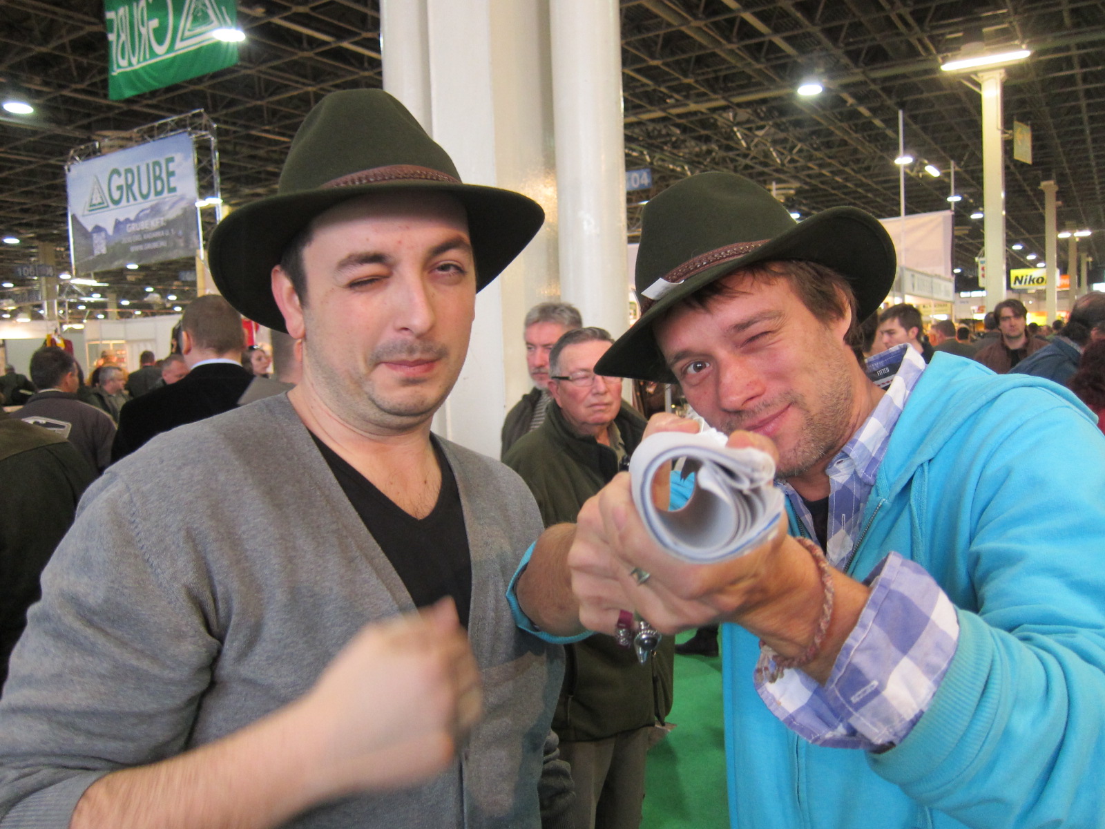 Illustration for article titled Régen a stricihajó is jobb volt, a vadászkalap viszont nem! (Három férfimodell kalandjai a macsó vásárban)