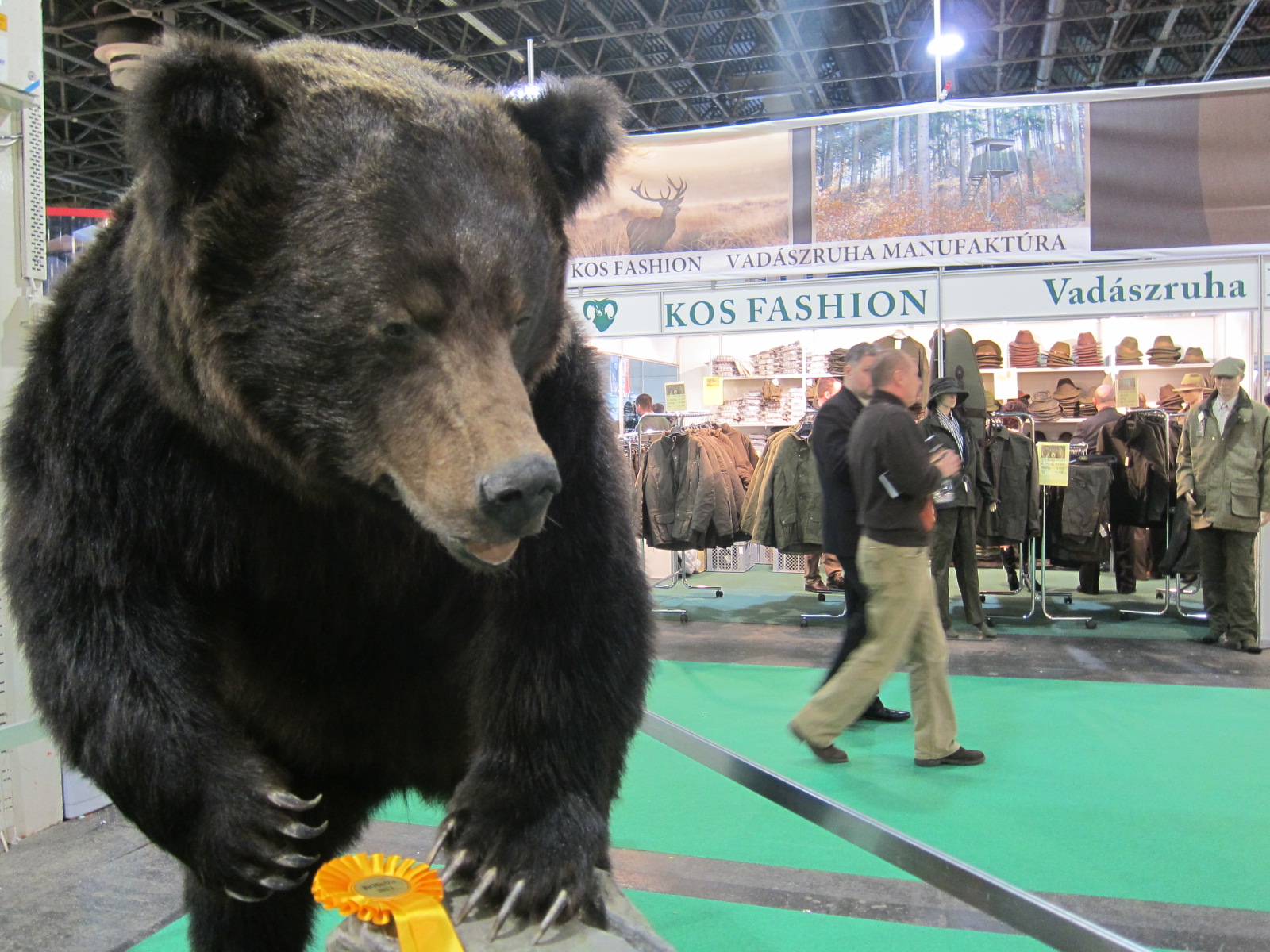 Régen a stricihajó is jobb volt, a vadászkalap viszont nem! (Három férfimodell kalandjai a macsó vásárban)