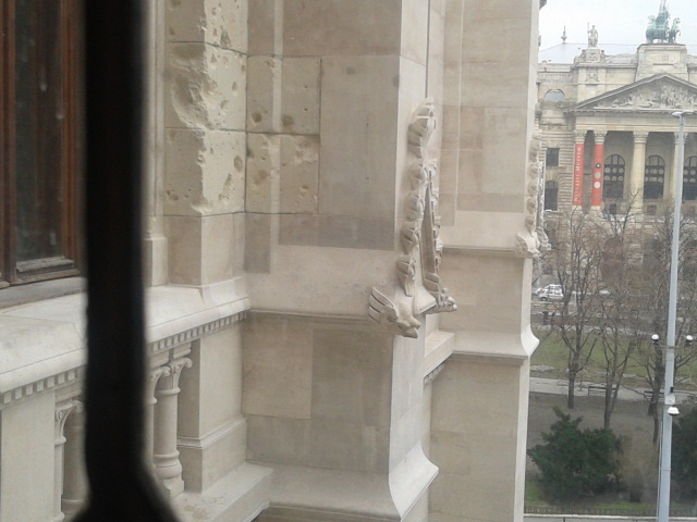 Cink-exkluzív: Lövésnyomok vannak a Parlament falán