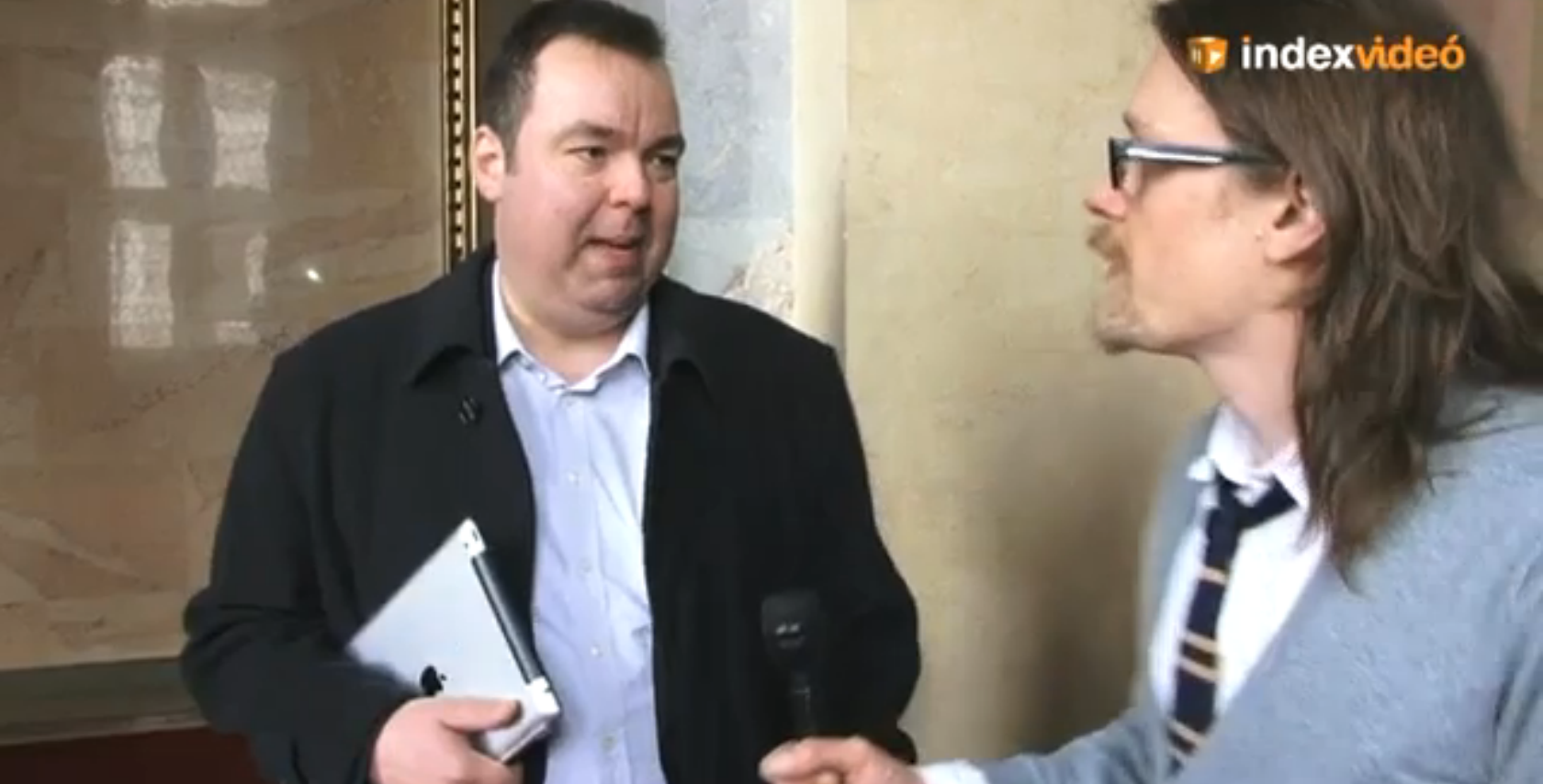 Illustration for article titled L. Simon László talán nem vett lőszert, fűrészt biztosan igen