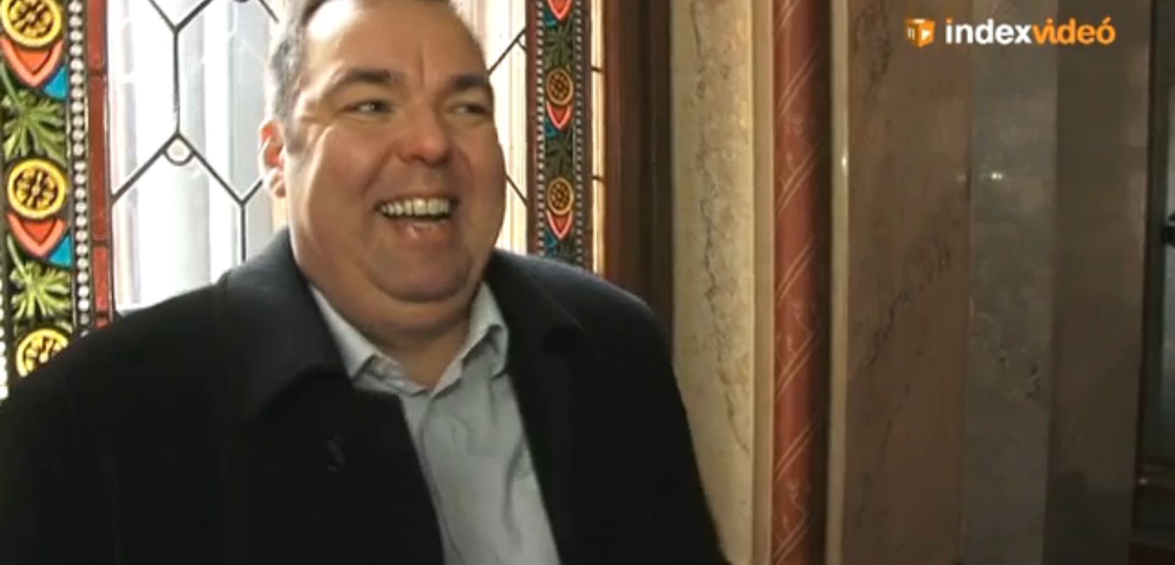 Illustration for article titled L. Simon László talán nem vett lőszert, fűrészt biztosan igen