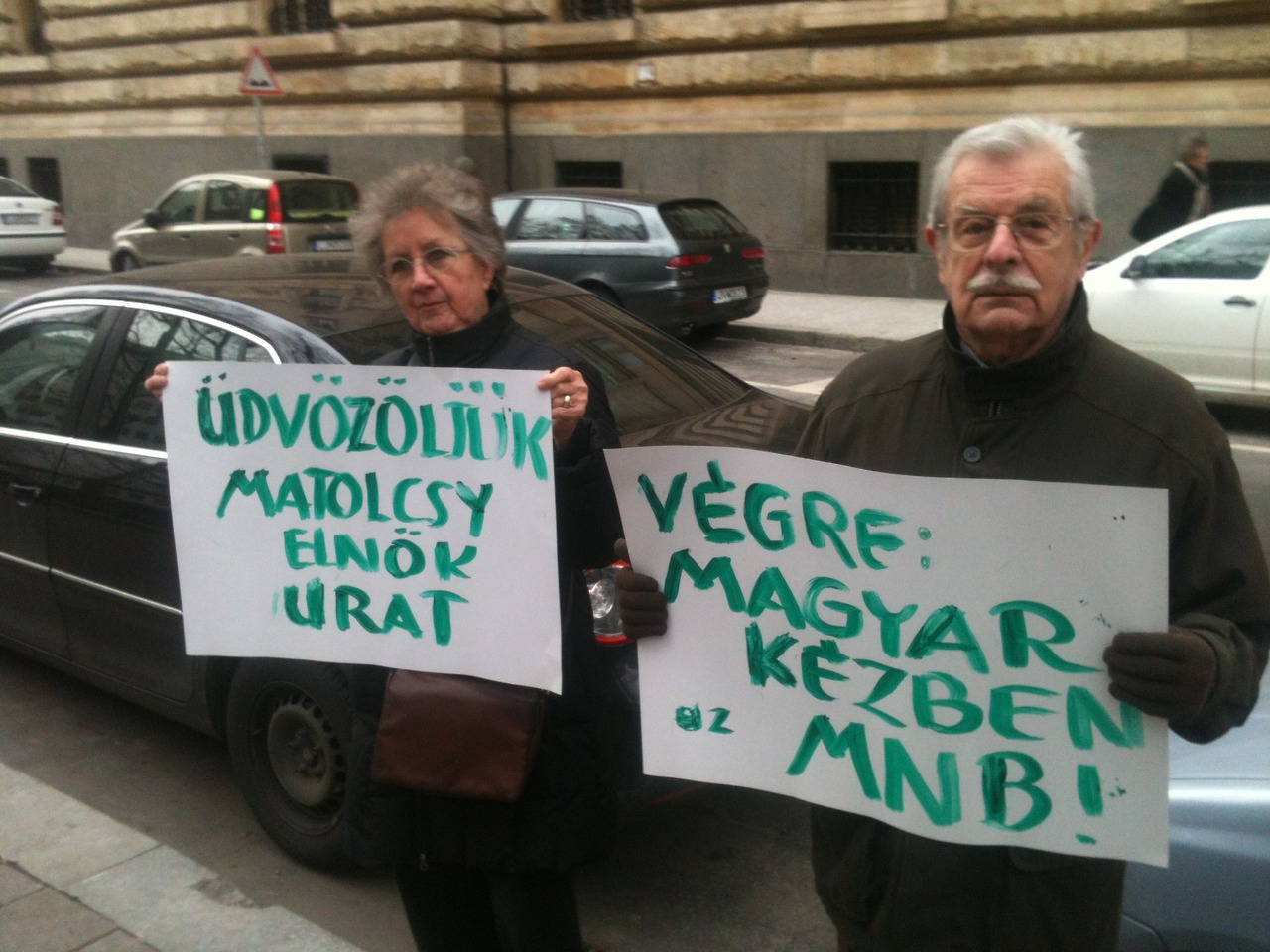 Két ember utcára is vonult Matolcsy mellett