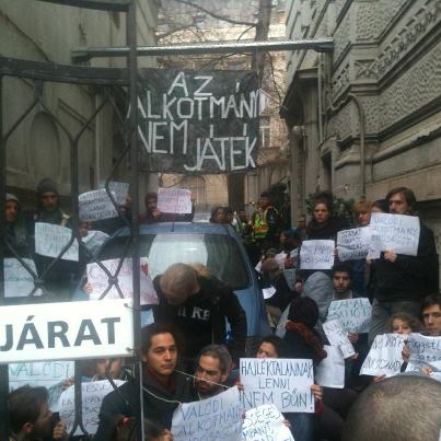 Tüntetők a Fidesz székházában