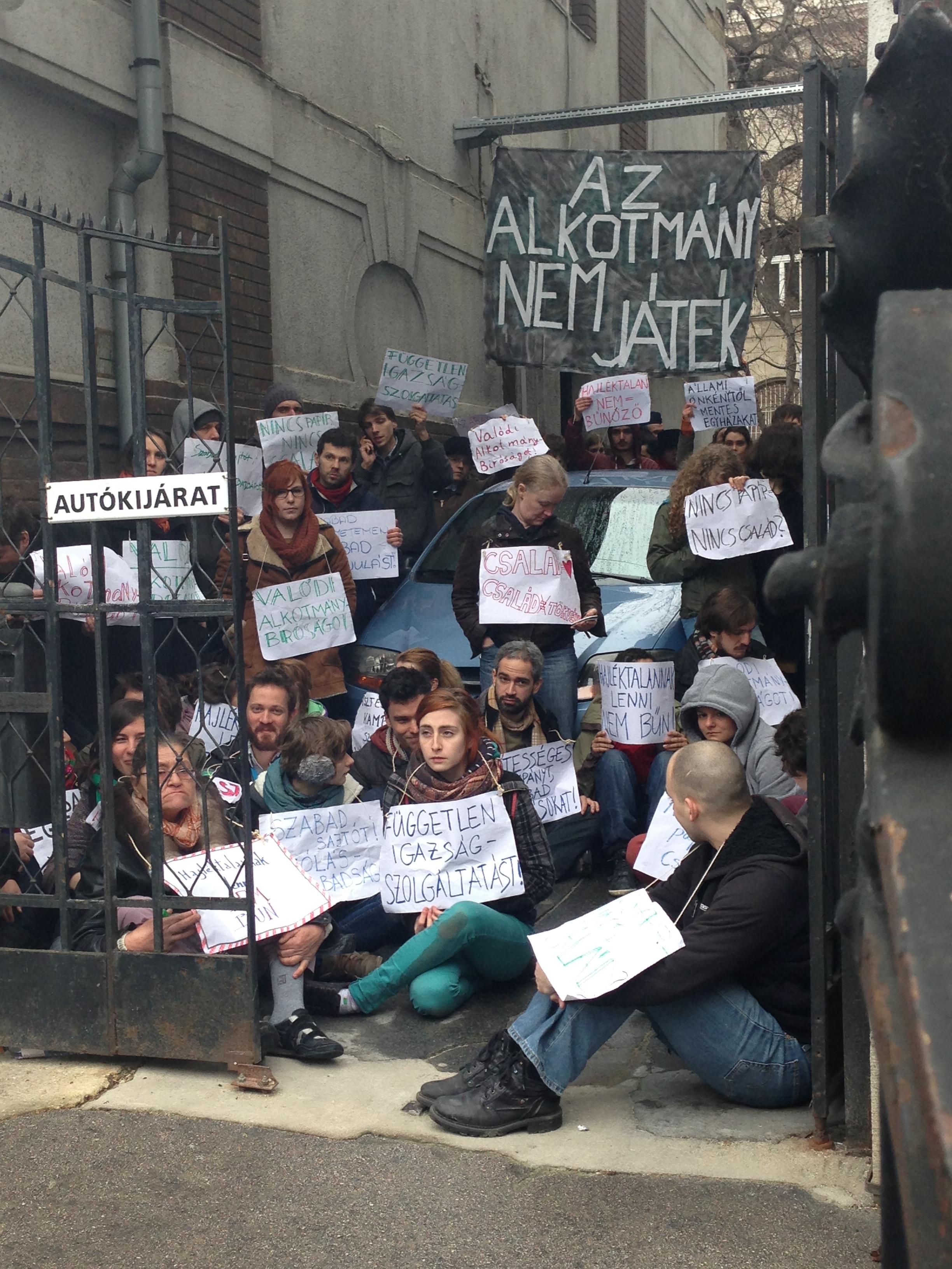 Egyelőre mindenki várakozik az elfoglalt Fidesz-székház előtt